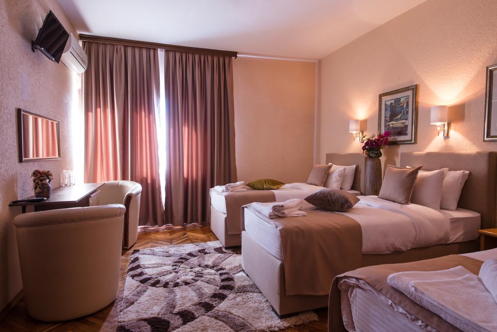 Hotel Ideal พอดโกริกา ภายนอก รูปภาพ