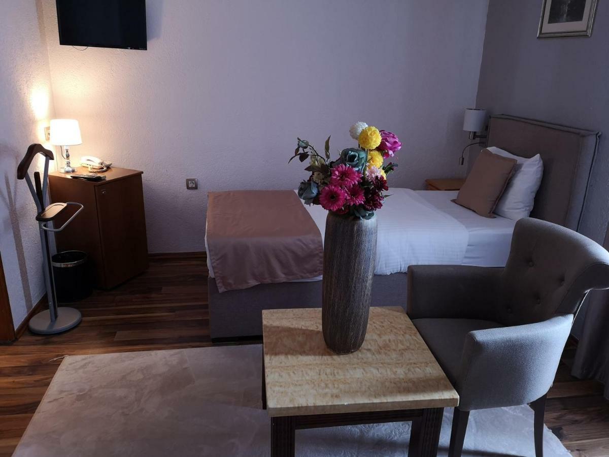 Hotel Ideal พอดโกริกา ภายนอก รูปภาพ